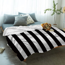 Lade das Bild in den Galerie-Viewer, Simple Black And White Stripes Blankets
