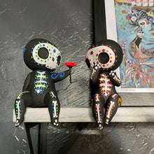 Load image into Gallery viewer, Resin Sugar Skull Couple Statues
